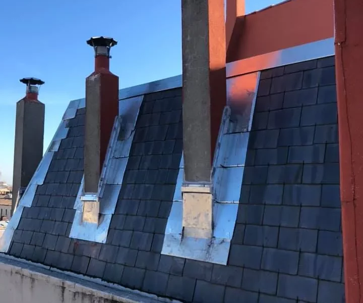 Trois souches de cheminée abergées en zinc