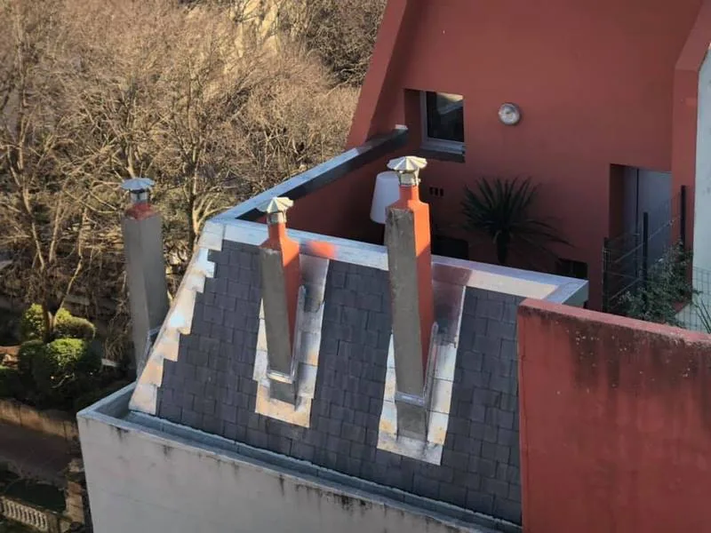 Souches de cheminée habillées en zinc sur toiture-terrasse