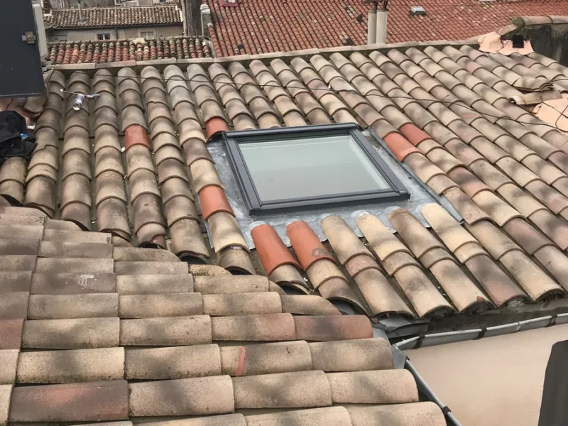 Fenêtre de toit dans une couverture en tuile canal à Nîmes