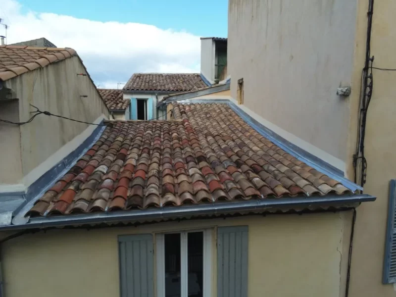 Gouttière et corniche en zinc sur maison en pierre