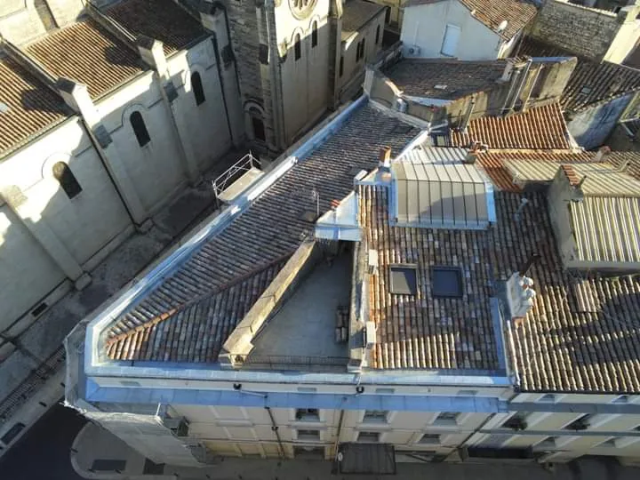 Réfection de toiture en tuile avec corniche en zinc à Nîmes