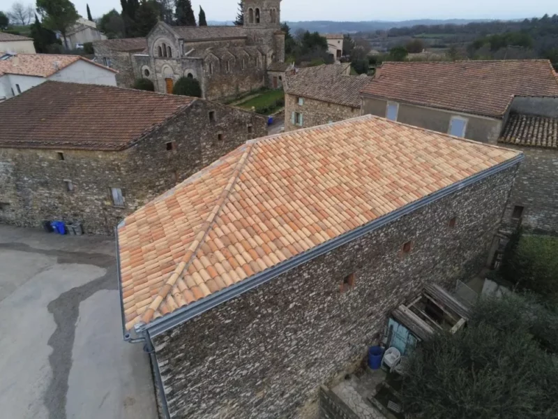 Toiture rénovée de la mairie de Saint-Maurice-de-Cazevieille, vue aérienne