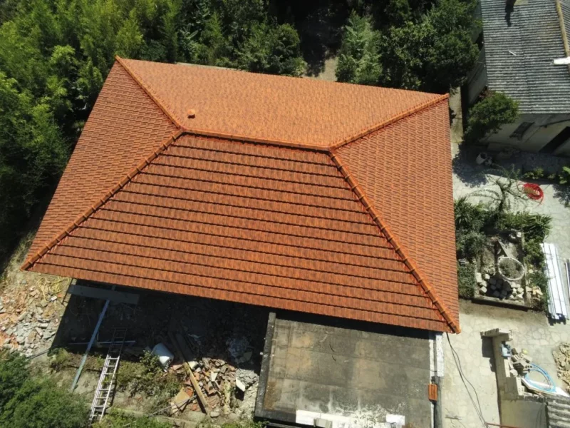 Toiture à quatre pans refaite en tuile romane à Nîmes