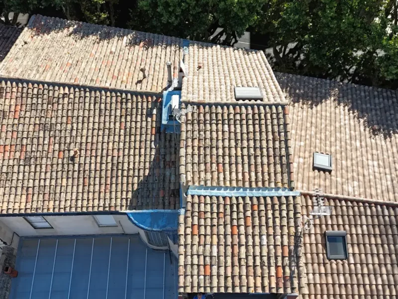Toiture en tuile canal rénovée à Nîmes, vue aérienne
