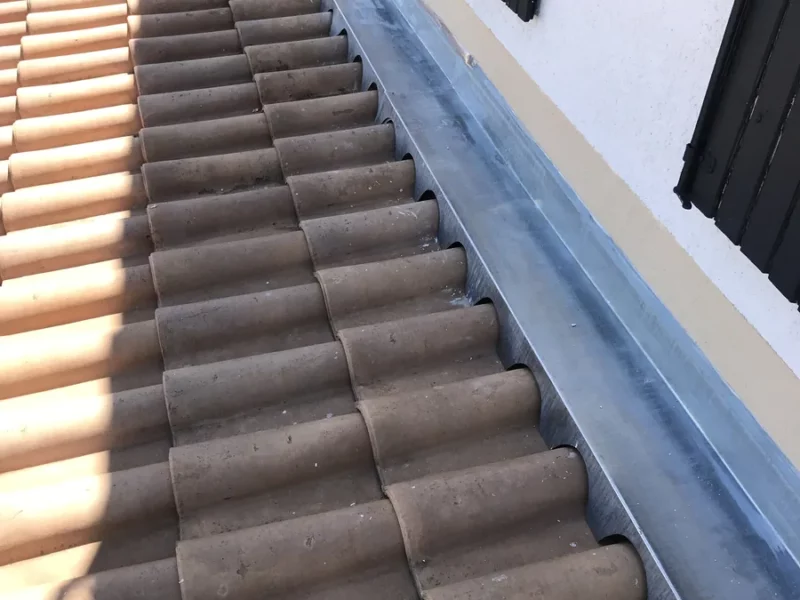 Solin en zinc en rive de toiture à Montpellier