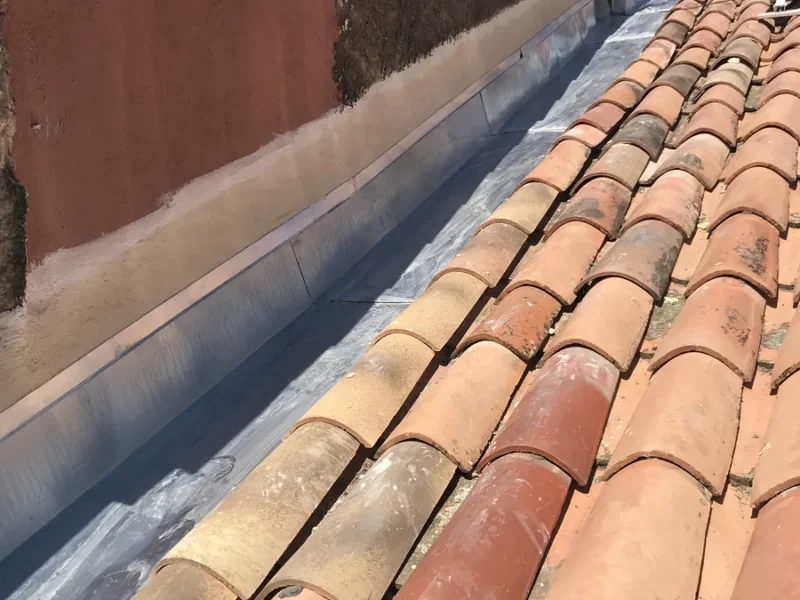 Solin en zinc le long d’un mur mitoyen à Montpellier