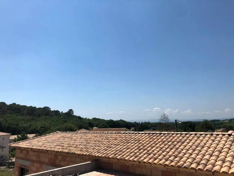 Toiture neuve en tuile sur maison de village à Castelnau-Valence